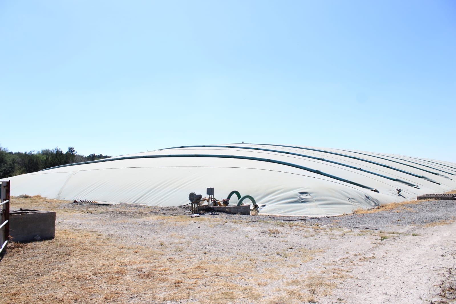 Biodigestor en operación en una granja ganadera