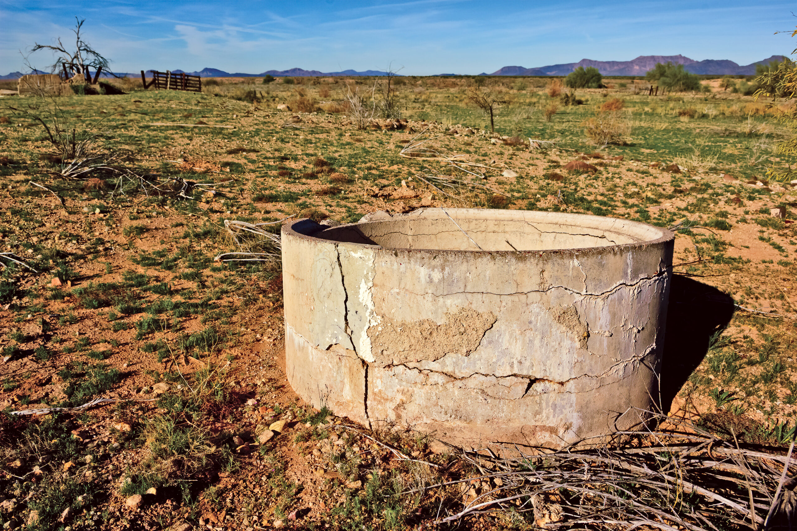 Pozo con bajo nivel de agua en zona ganadera